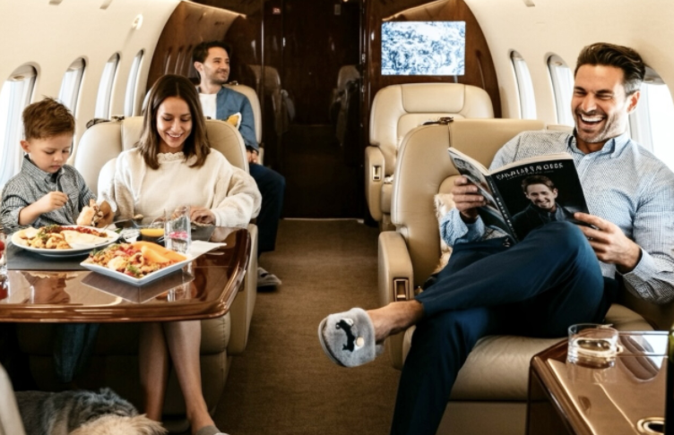 公务机内部用餐