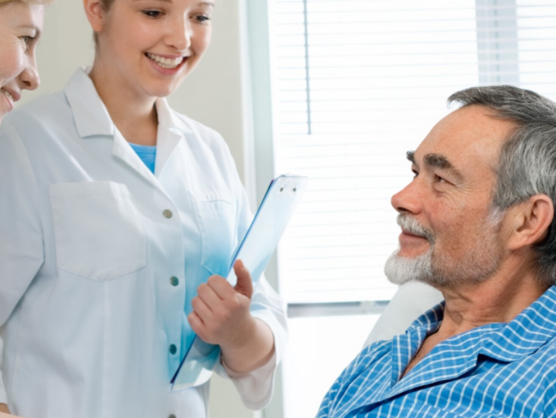 医护人员与老人交流