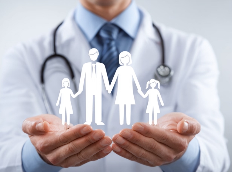 一家三口在秋日树林